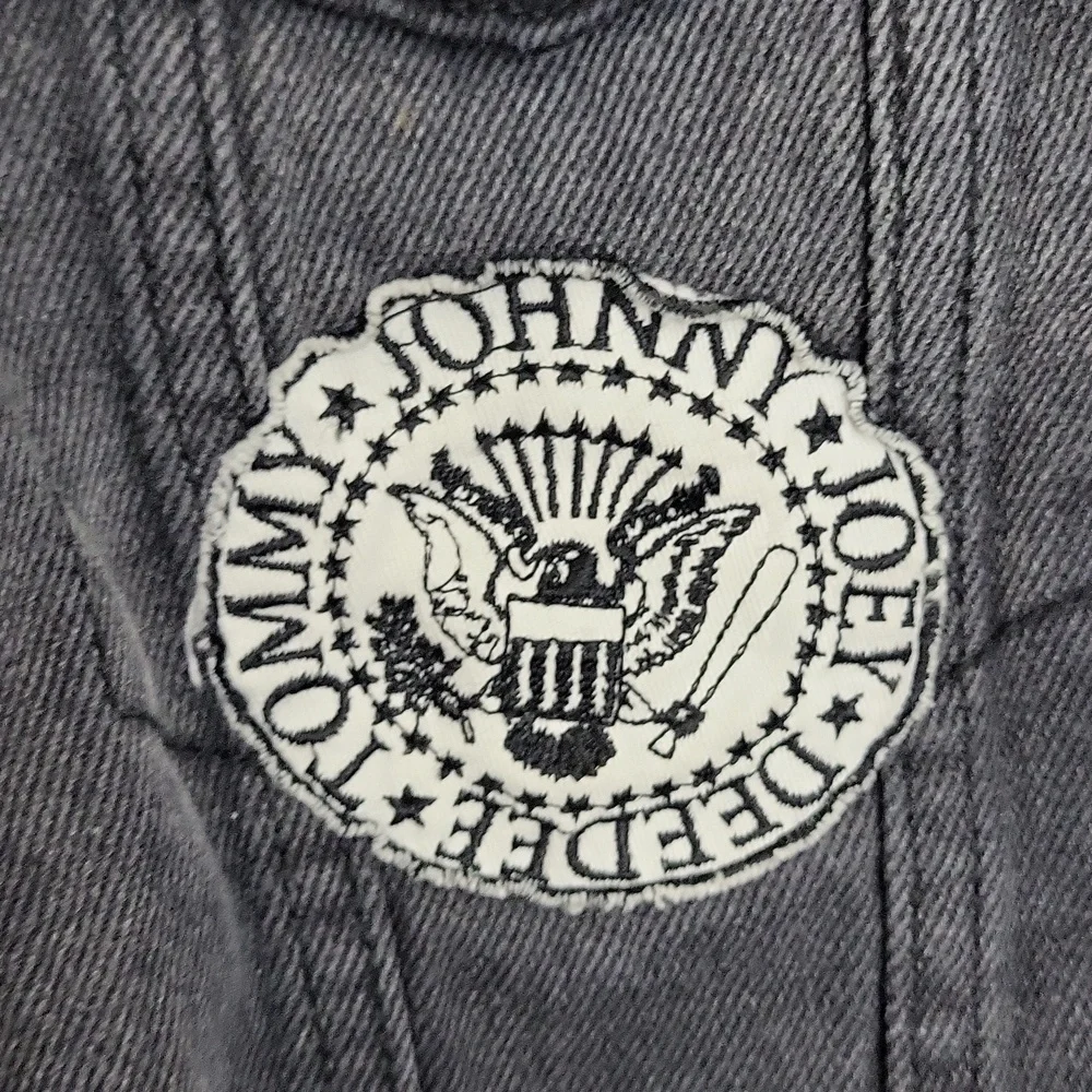 Ramones 1-2-3-4 Distressed Black Denim Jacket Size Medium Punk Rock Music - Picture 3 of 10